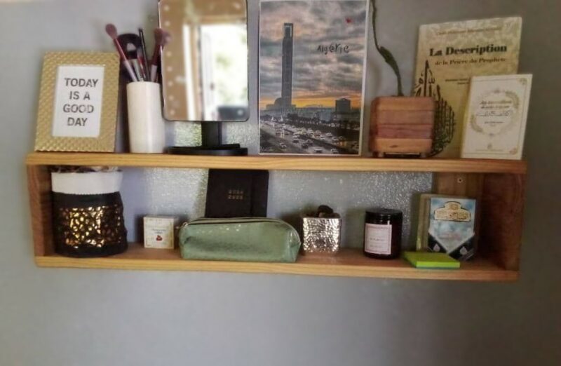 Longue étagère rectangulaire : en bois .